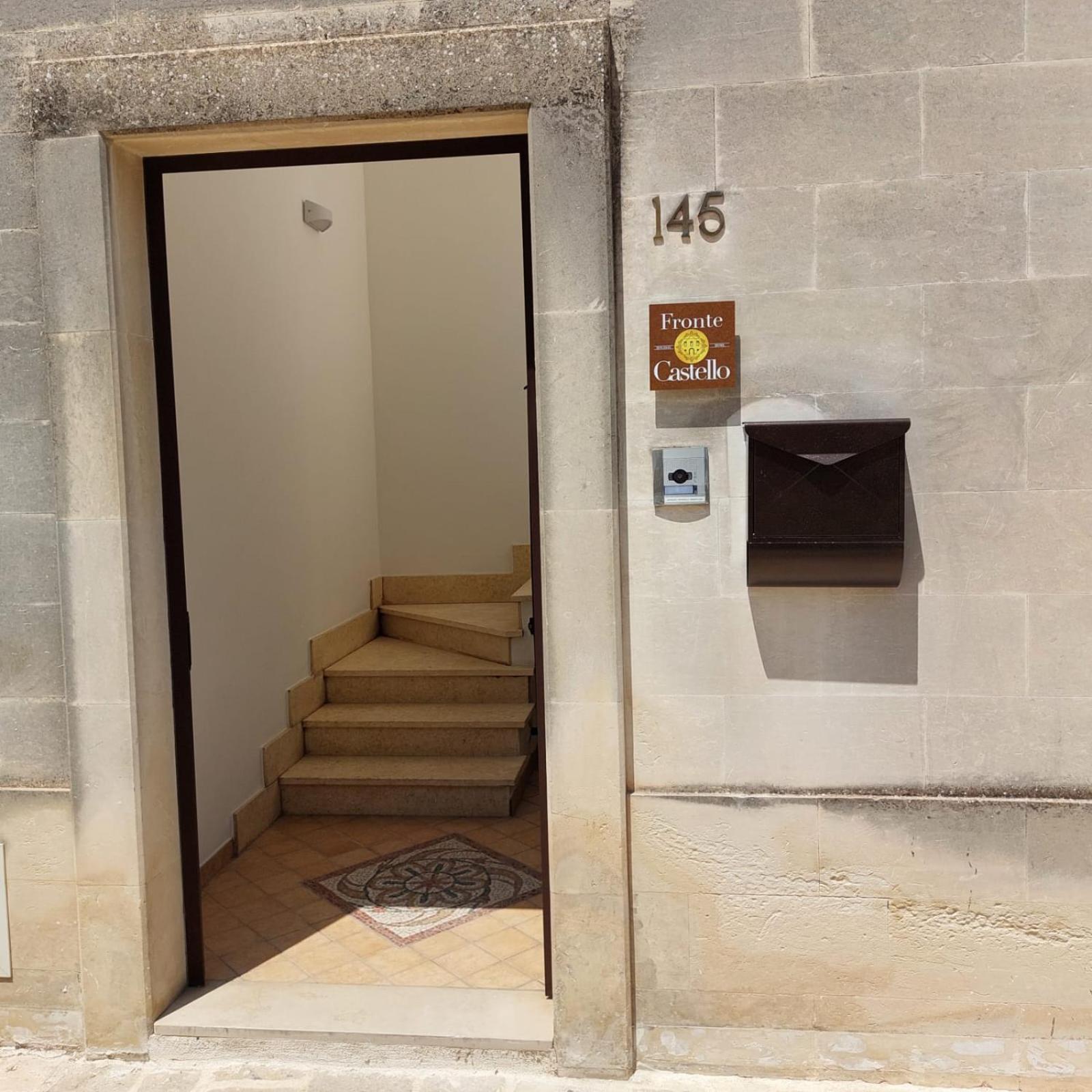 Casa Vacanze Fronte Castello มาร์ตาโน ภายนอก รูปภาพ